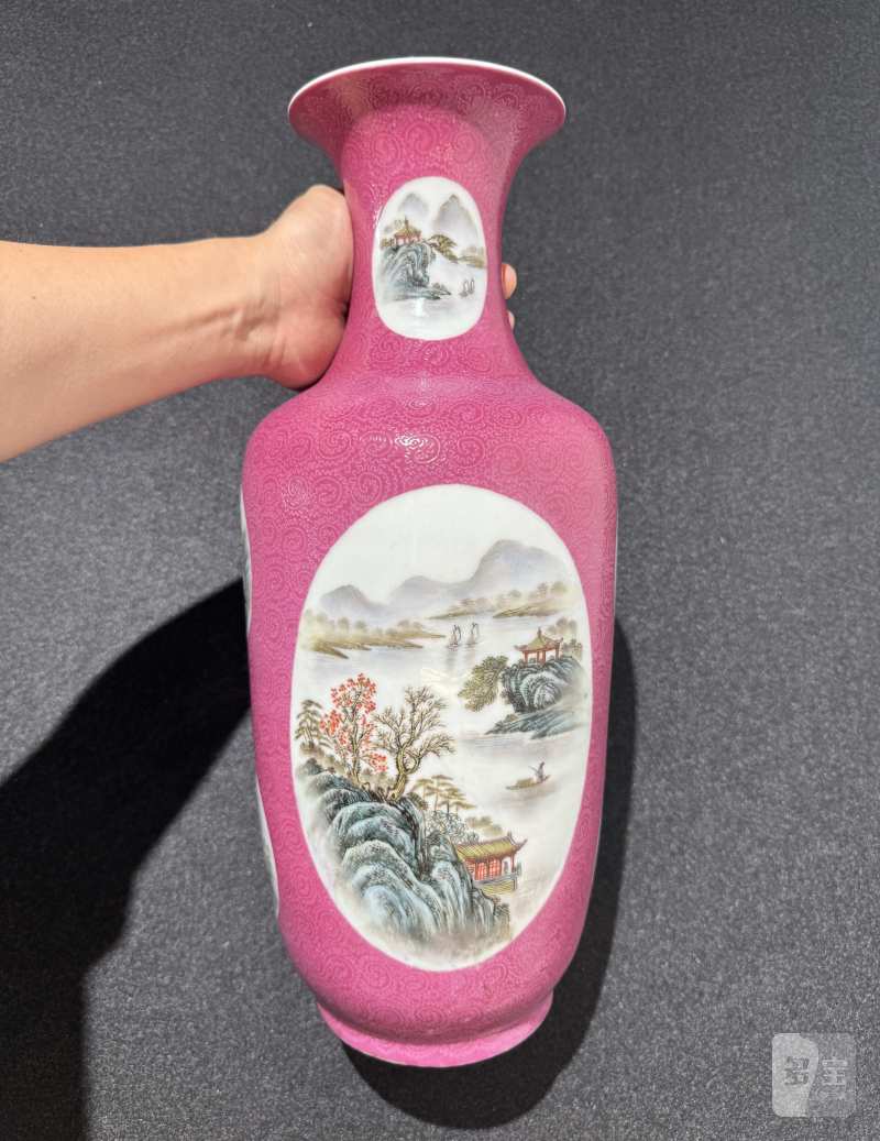 民国 胭脂红地轧道开光粉彩山水图瓶 - 图2